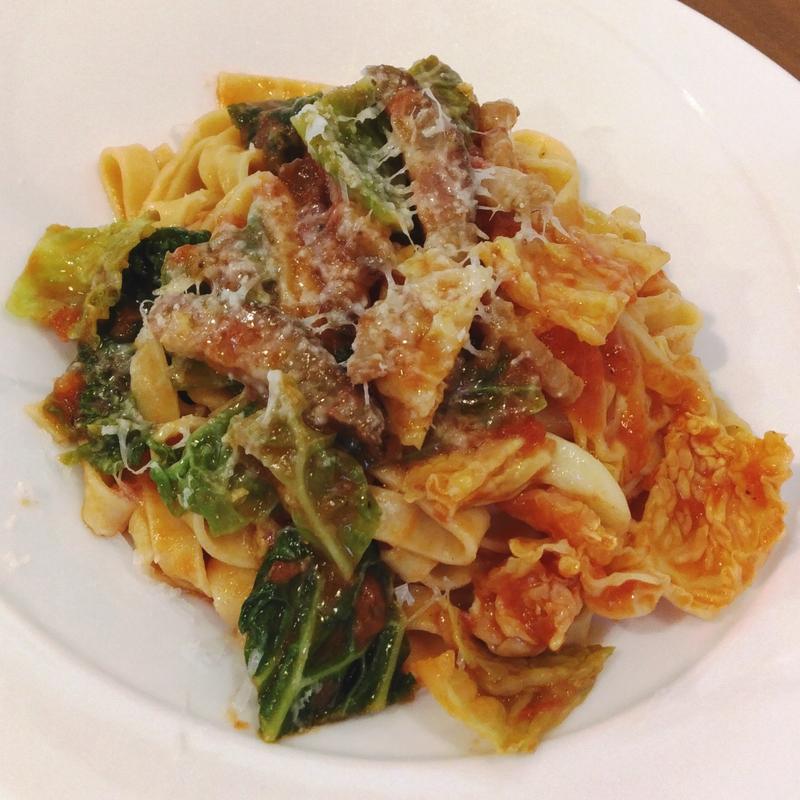 タリアテッレ（8mm幅） パンチェッタ（自家製ベーコン）ちりめんキャベツ トマトソース ペコリーノチーズ掛け(Osteria da SASA （オステリア ダ ササ）)