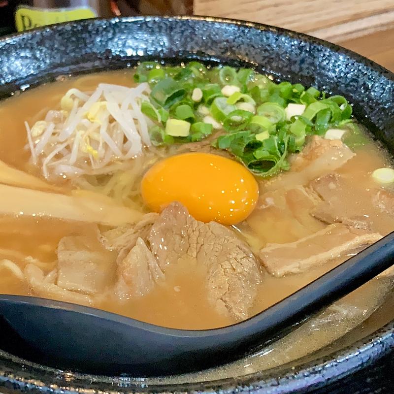 徳島らーめん中盛(肉入り)生玉子(ヨード卵光)(徳島ラーメン ひろ家)