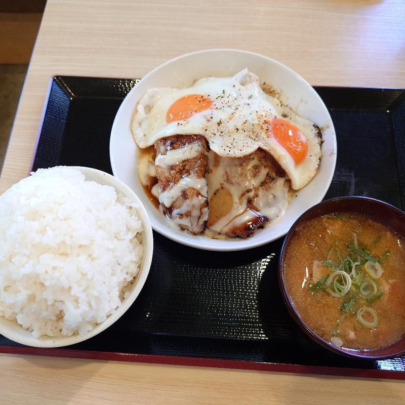 とろ～りチーズのチャーシューエッグ定食(中毒飯チョモランマ)