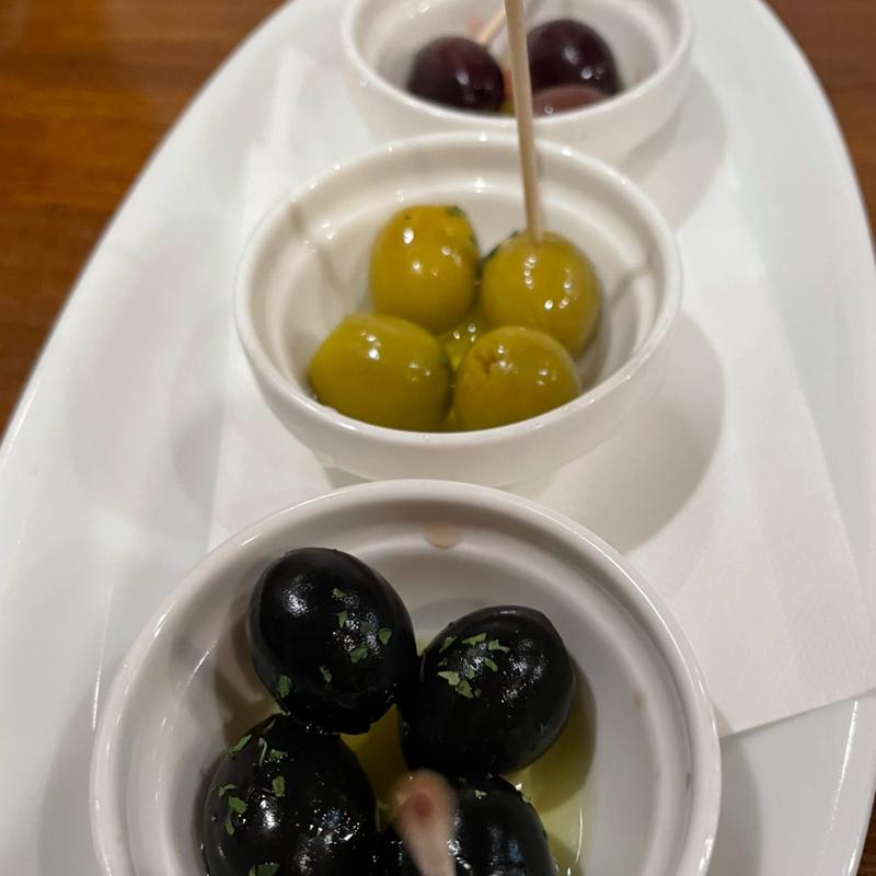 オリーブの盛り合わせ(イタリアン酒場 Esto.)