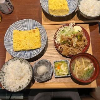 だし巻き卵と豚の生姜焼き定食(焼鳥 ハレツバメ 新宿東口店)