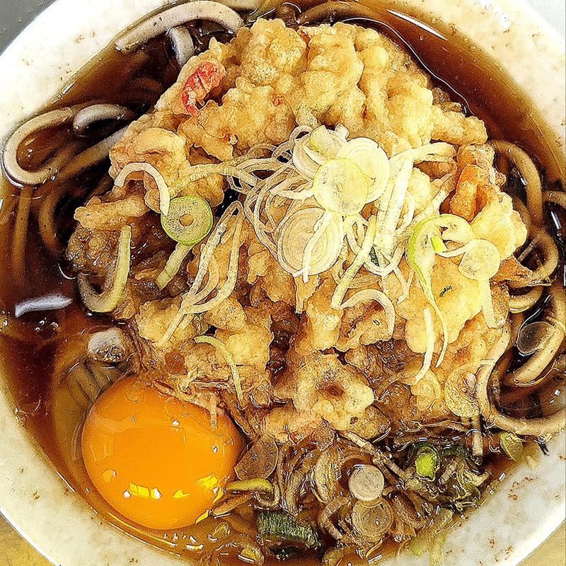 かき揚げそば 生玉子(田舎そば かさい)