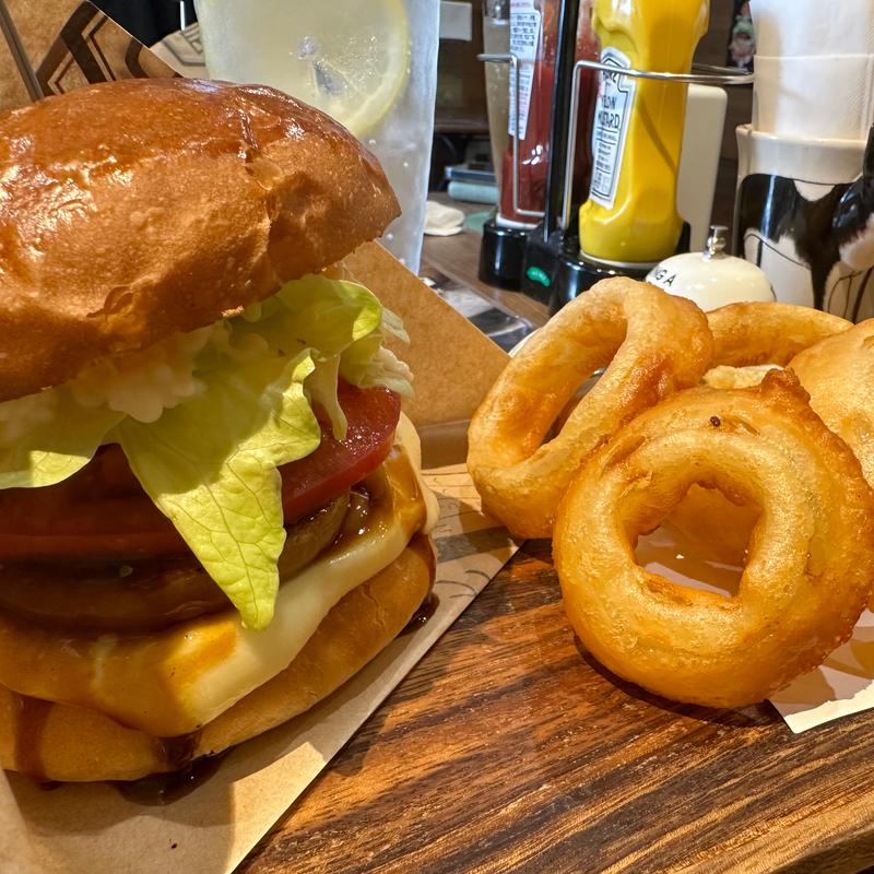 2種のチーズバーガー （チェダー＆モッツァレラ）+オニオンリングセット(淡路島バーガー 甲斐敷島店)
