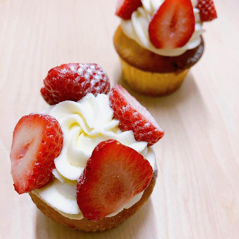 イチゴのカップケーキ(Swinging Bird Kitchen)