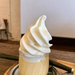 プリンソフトクリーム(山本牛乳店)