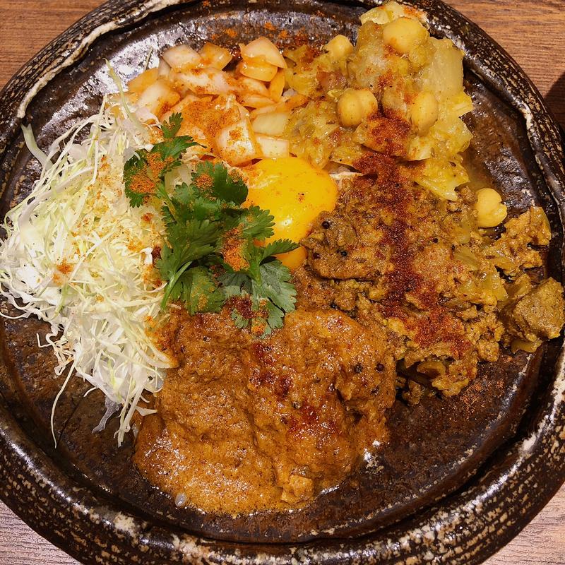 チキンカレーとキーマカレーとポークビンダル(LAMP by MORIS LABO 99)