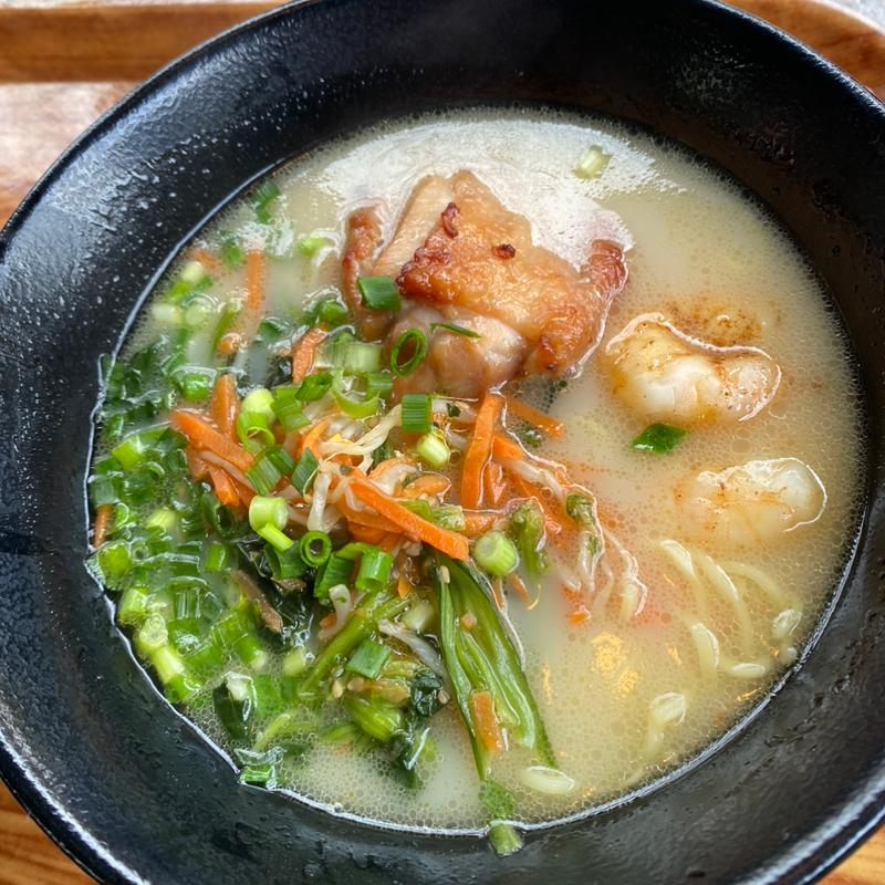チキンと海老の白湯麺(チャイナボイジャー)