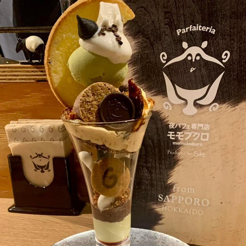 ピスタチオとチョコレート(夜パフェ専門店モモブクロ)