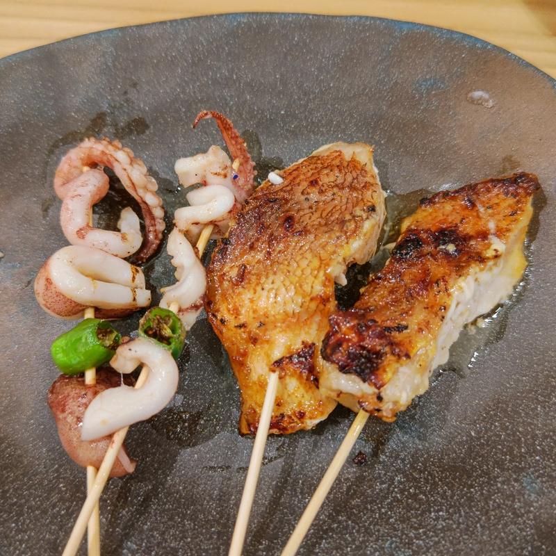 いか一夜干し串・赤魚西京焼き串(酒と魚とめし 濱いちもんめ横浜店)