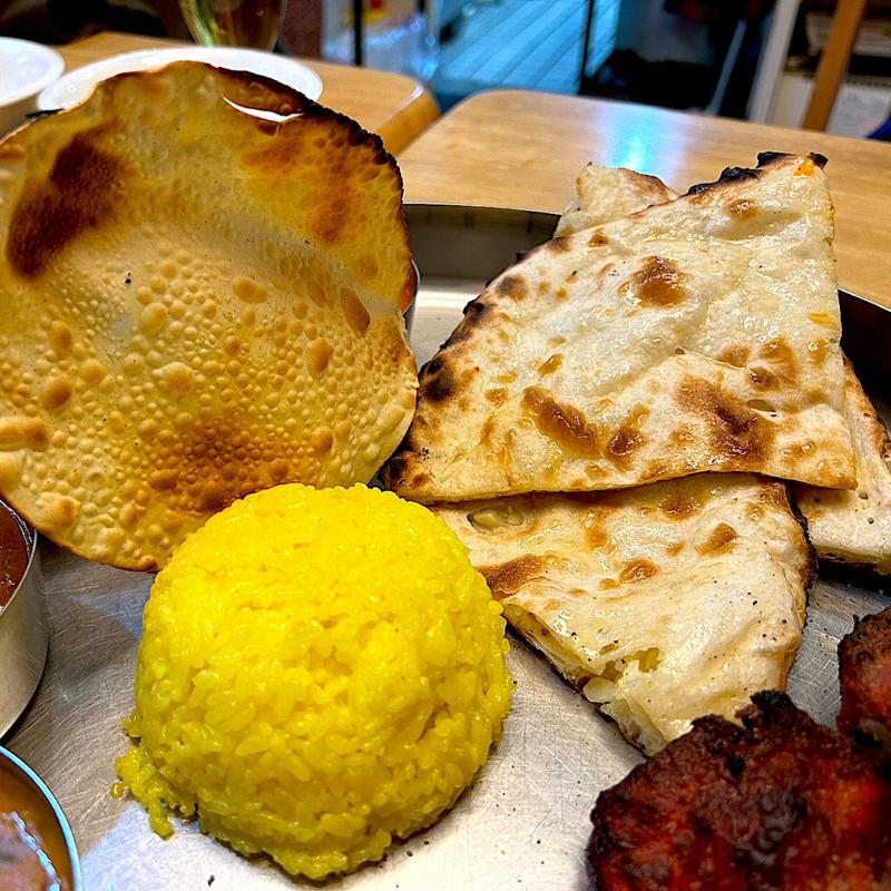 ガーリックナン、サフランライス、パパド(シンドール （Sindur）)