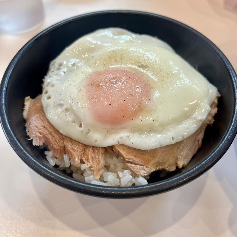 目玉焼きチャーシュー丼(めんきや 京都壬生本店)
