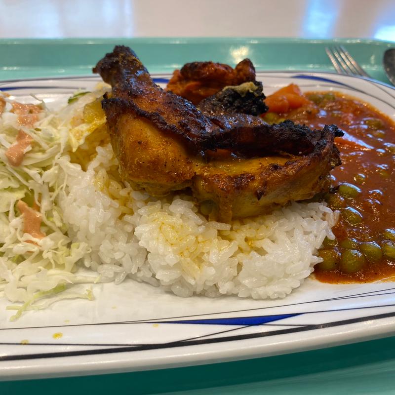 ローストチキンとグリーンピースカレー(Qasis)