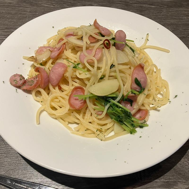 ソーセージとジャガイモ、豆苗のペペロンチーノ(オステリア ラウロ)