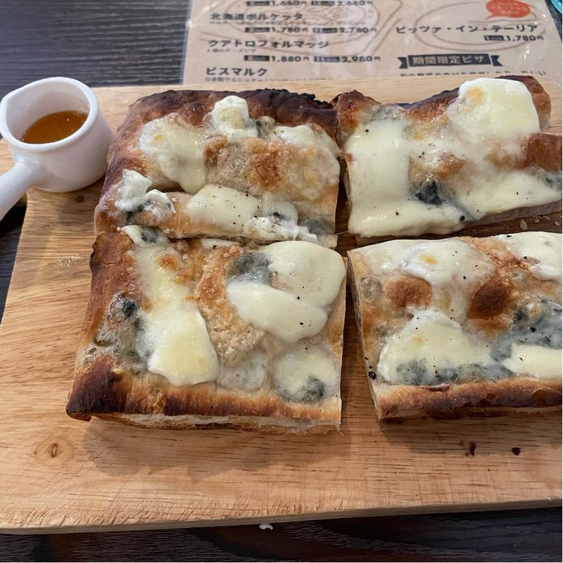 生地ピッツァインテーリア　クワトロフロマッジ(ピッツァスタンド パッサテンポ)