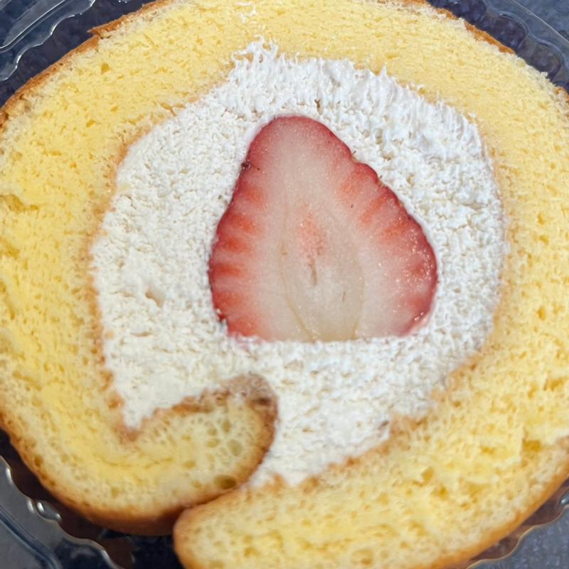 大きな苺のふんわりロール(シャトレーゼ Loharu津田沼店)