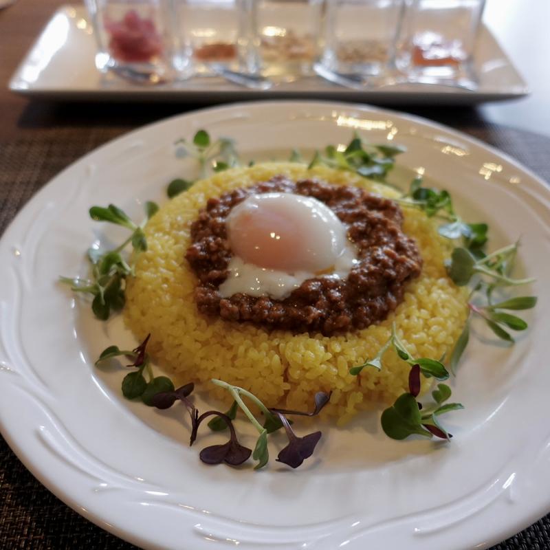 キーマカレーターメリックライス半熟卵添え(à table（ア・ターブル）)