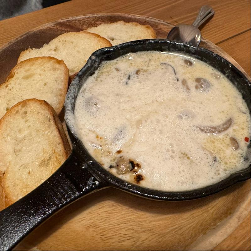 きのことモッツァレラのミルクアヒージョ（バケット付き）(CCC Cheese Cheers Cafe 函館店)