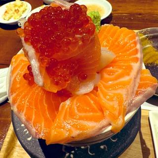 生サーモンとホタテとイクラ丼(シハチ鮮魚店)