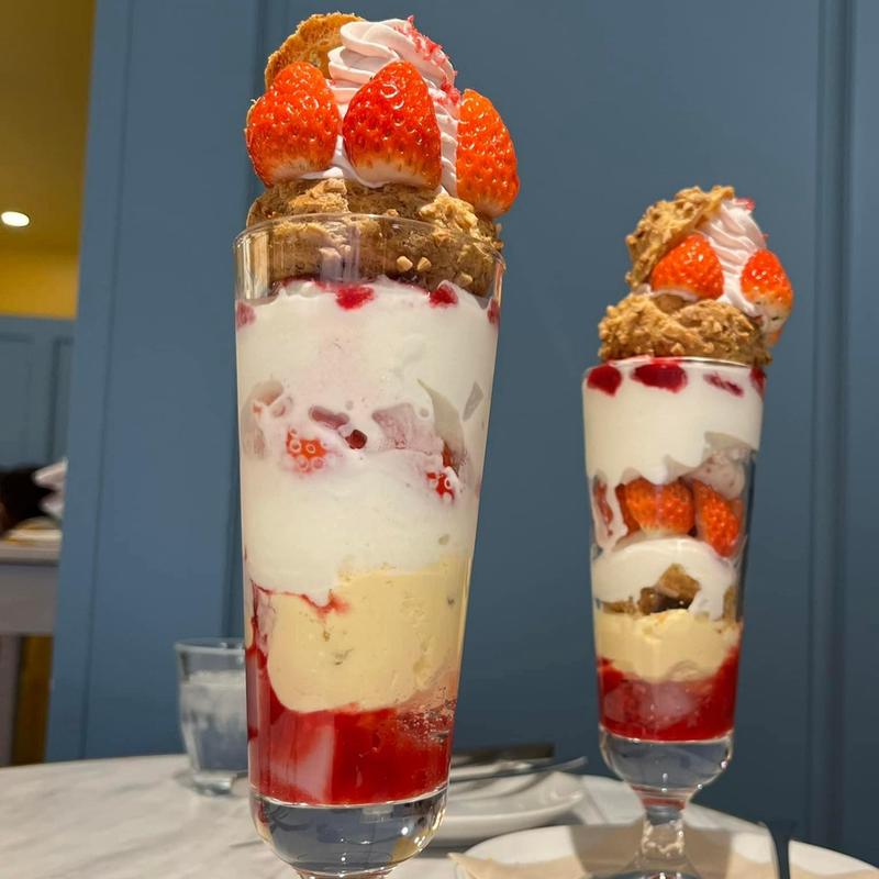 いちごパフェ(Crème de la Crème クレームデラクレーム)