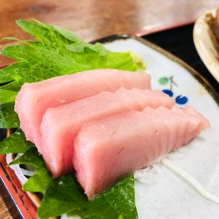 ビンチョウマグロの刺身_煮付け定食(寿司と魚料理魚々や )