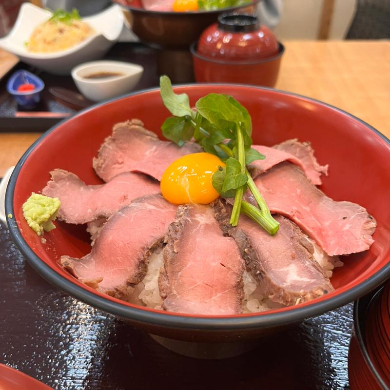 ローストビーフ丼(市場のはなれ家 恵の織(めぐみのおり))