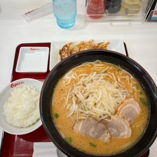 味噌チャーシュー麺3枚大盛　餃子(くるまやラーメン 足立保木間店 )