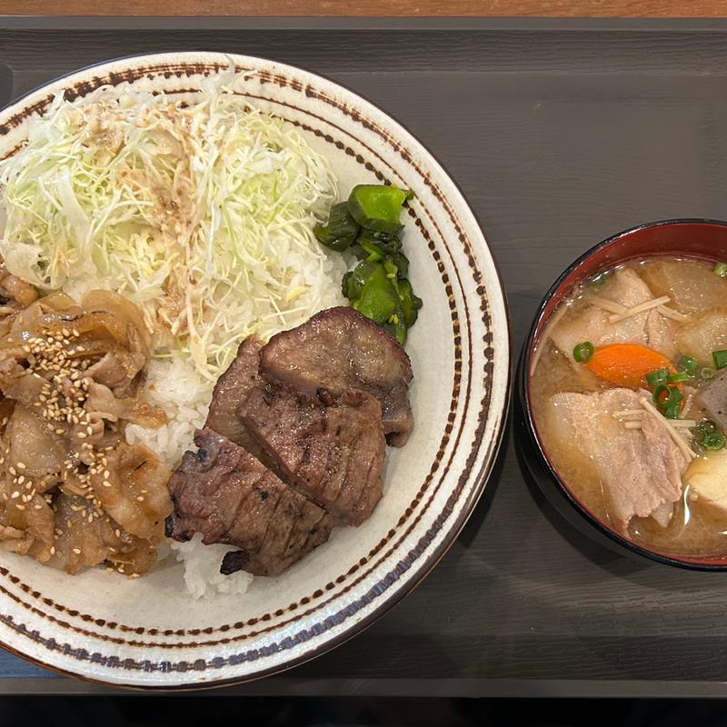 炭火焼き牛タンと豚バラ生姜焼きの二色丼(ぼんてん漁港 北仙台駅前店 )