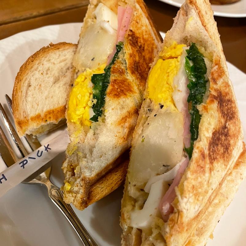 カマンベールチーズとエッグポテトのホットサンド(サッポロ珈琲館 時計台ガーデンテラス店)