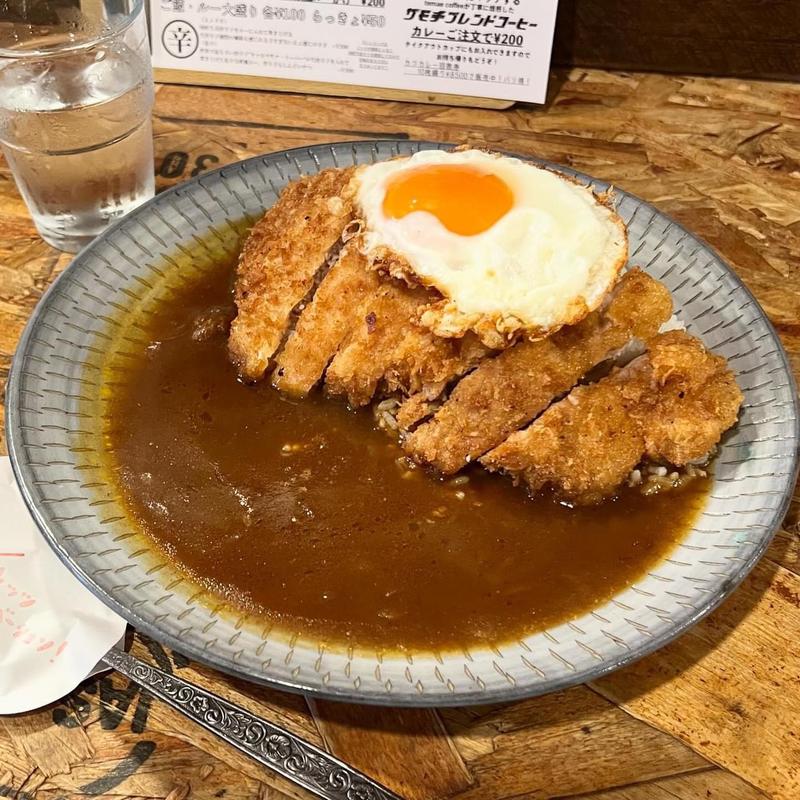 ロースカツカレー（目玉焼き付き）(ザ モチベーションショップ)