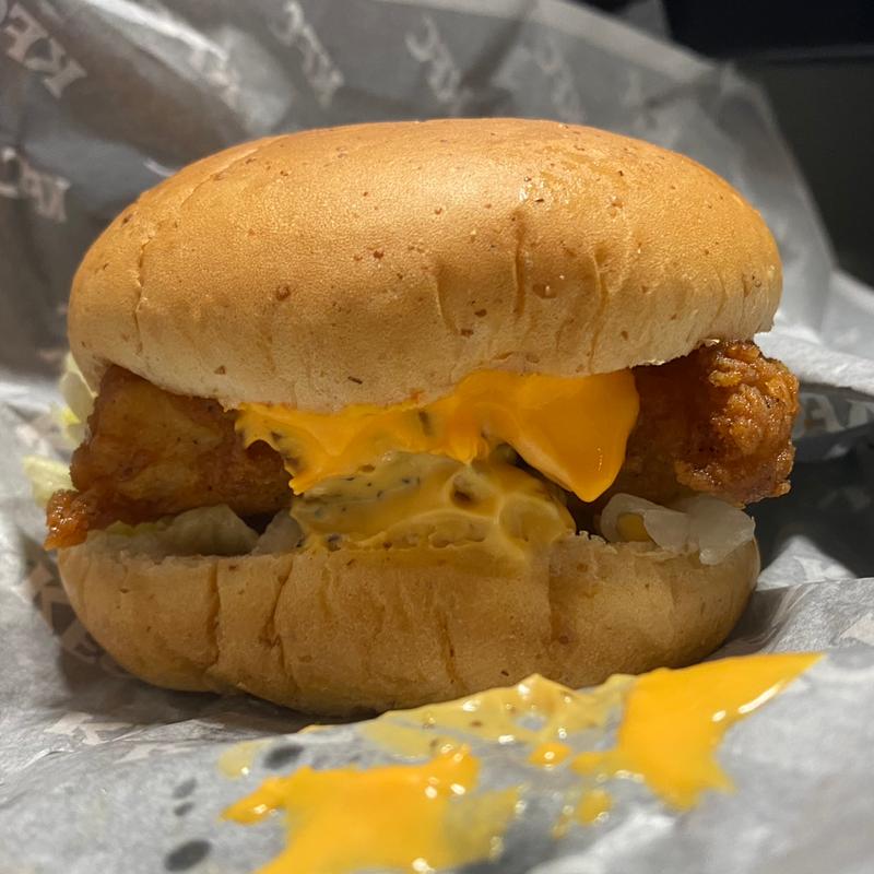 チーズにおぼれるフィレバーガー チェダー入り(ケンタッキーフライドチキン福岡南バイパス店)