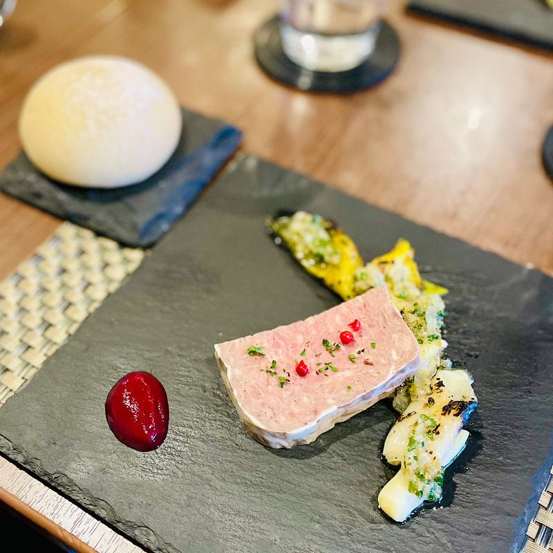 丹波産猪のテリーヌ 下仁田葱のサラダと ビーツとフラワボワーズのピュレ(フレンチ食堂 Mont-nord(モンノール) 小江戸川越)