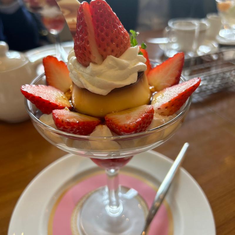 苺のプリン・アラ・モードパフェ(ロイヤルホスト九段下店)