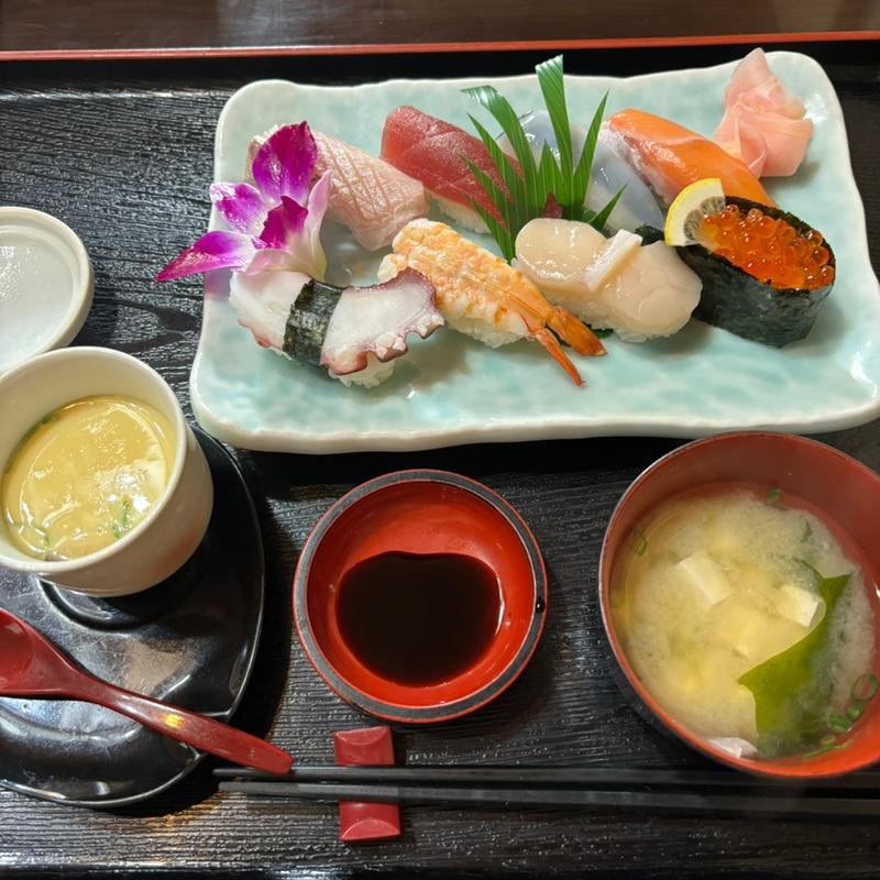 中にぎり寿司(はつ美寿し)