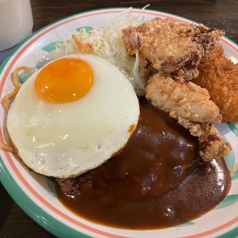 ハンバーグ+唐揚げ+カニクリームコロッケ定食+目玉焼き(街のハンバーグ屋さん 大塚店)