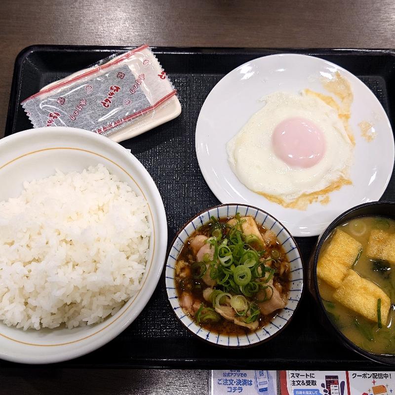 目玉焼き鶏小鉢朝食(ごはん大盛)

(なか卯 甲府国母店 )
