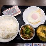 目玉焼き鶏小鉢朝食(ごはん大盛)

(なか卯 甲府国母店 )