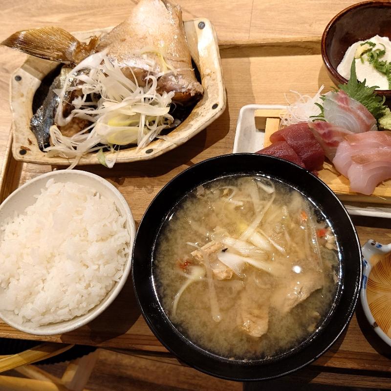 本日の煮付けと刺身定食(熱海銀座 おさかな食堂)