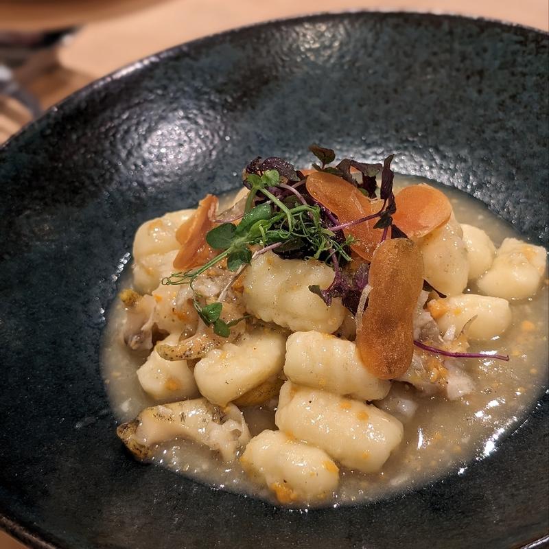 ジャガイモのニョッキ 北海道ツブ貝と本カラスミのバターソース(BISTRO ELUSIVE)