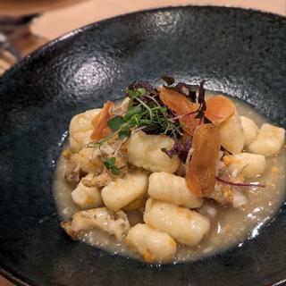 ジャガイモのニョッキ 北海道ツブ貝と本カラスミのバターソース(BISTRO ELUSIVE)