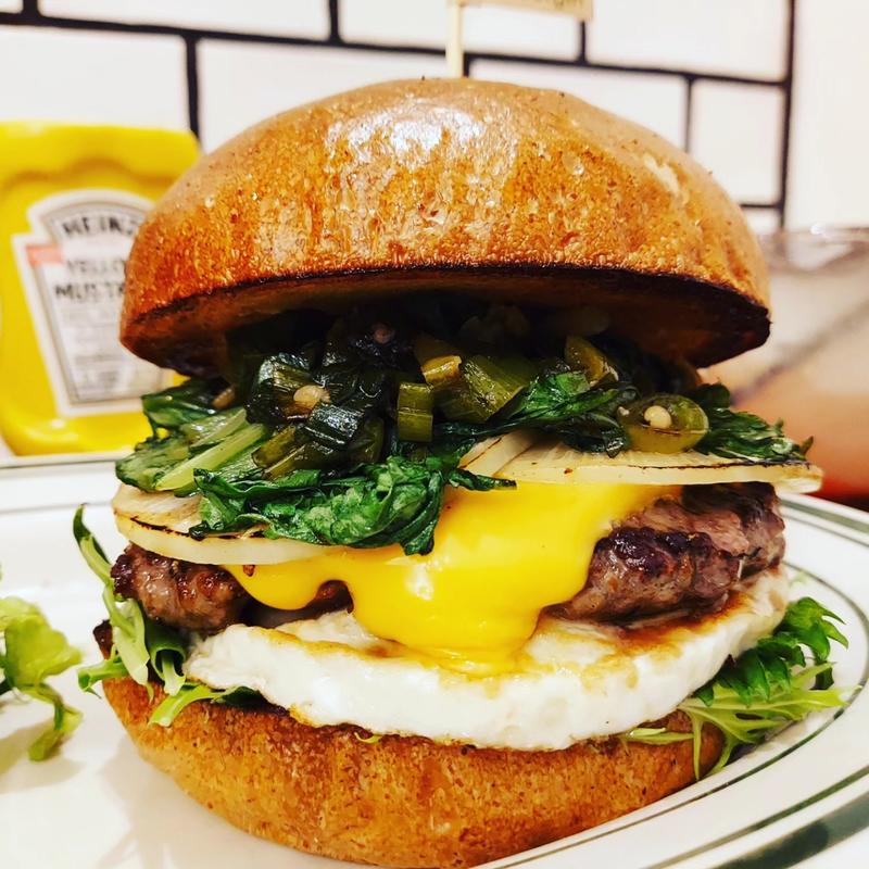 カスタムバーガー(オリジナル全粒粉バンズ+ビーフパティ+フライドエッグ+チェダーチーズ+焦がし九条ネギと葉わさびのもろ味噌和え+春菊+大根)(milia burger)