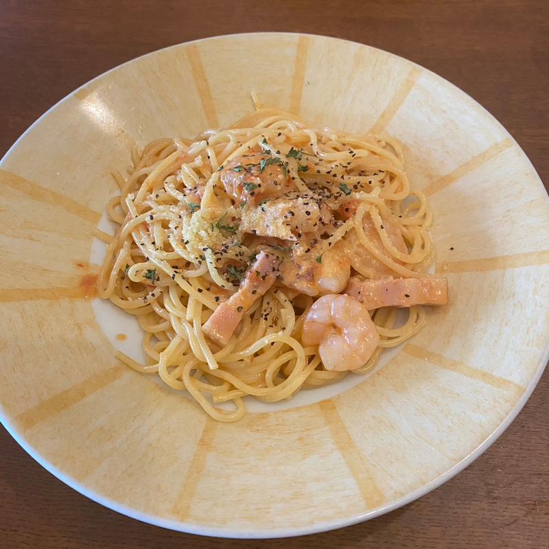 ぷりぷり海老とベーコンのトマトクリーム(鎌倉パスタ 北加賀屋店)