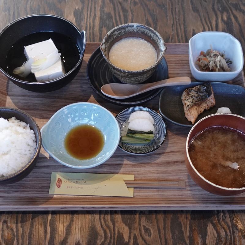 朝のとろろ汁膳(かまど炊きご飯 御厨)