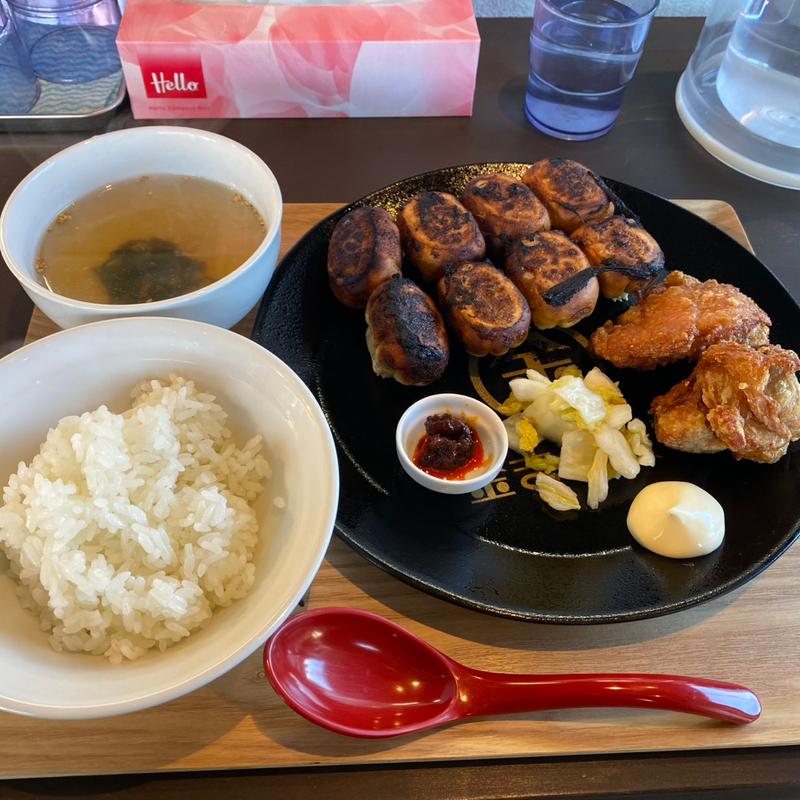 にんまる餃子 8から定食(餃子8個、ご飯、スープ、漬物、食べるラー油、唐揚げ2個)(金まる餃子)