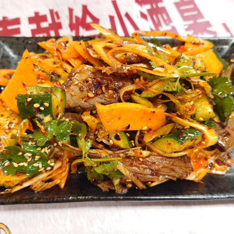 牛肉と胡瓜和え(鑫燃麻辣烫烧烤刀削面火锅)
