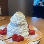 ストロベリー、ホイップクリームとマカダミアナッツ(Eggs ’n Things ふかや花園プレミアム・アウトレット店)