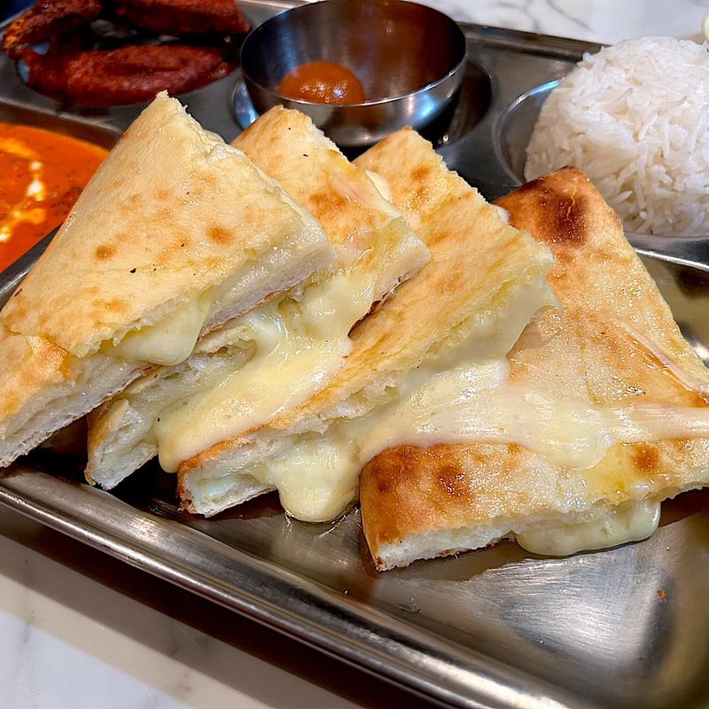 チーズナン(インド・ネパール料理 GORKHALI（ゴルカリ）)