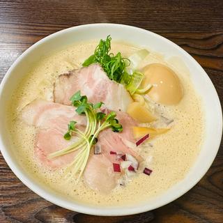 鶏豚骨ラーメン （醤油味）(麺飯食堂 三羽鴉)