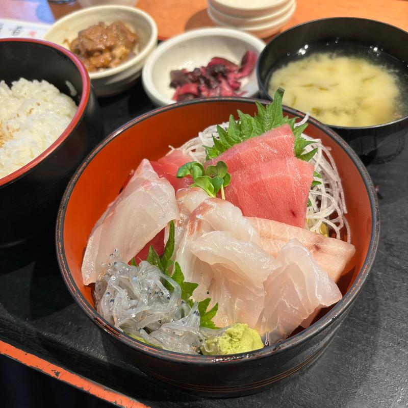 王道!活きイキ刺身定食(まぐろ食堂 七兵衛丸)
