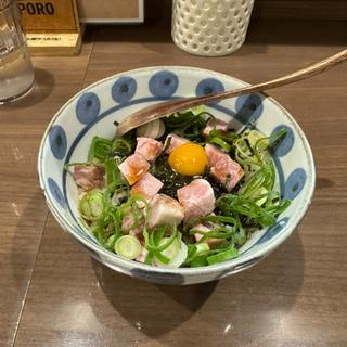 うずら卵のロースト ポークユッケ丼(麺屋 甲武信)