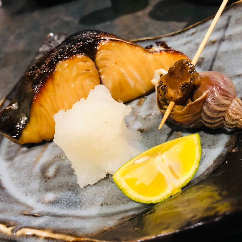 銀鮭の幽庵焼き、磯つぶ貝の旨煮(一献 すだち)